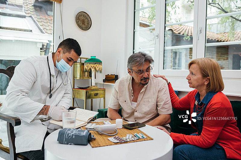 医生上门拜访年长夫妇图片素材