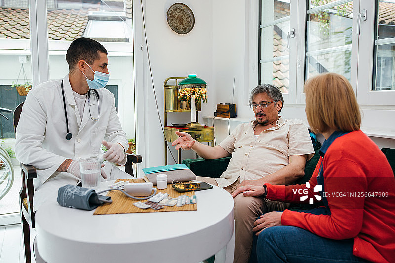 医生上门拜访年长夫妇图片素材