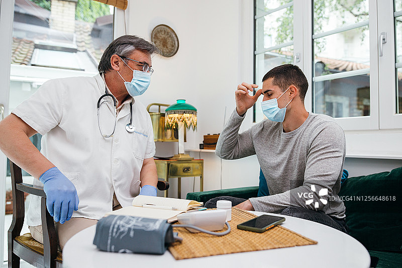 医生上门拜访一位年轻人图片素材
