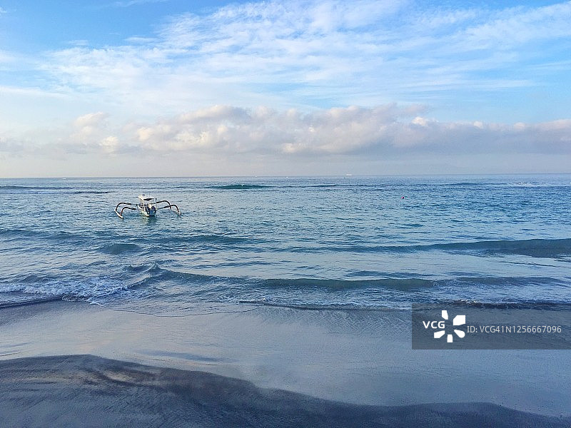 印度尼西亚巴厘岛海洋中的传统Jukung船图片素材