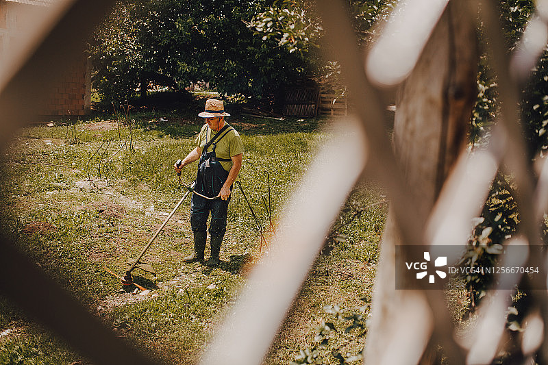 工人用割草机修剪草坪图片素材