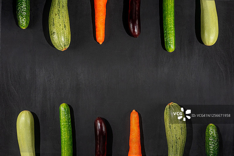 黑色背景上的各种新鲜蔬菜，素食图片素材