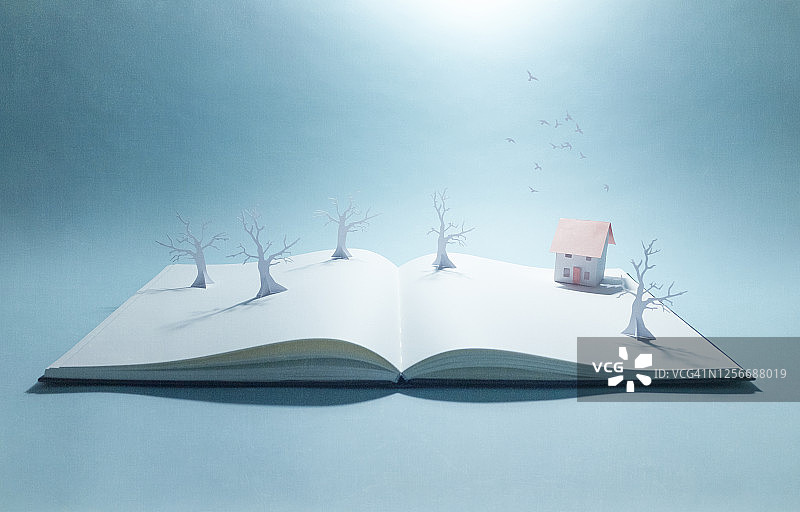 树木和纸房屋立体书图片素材
