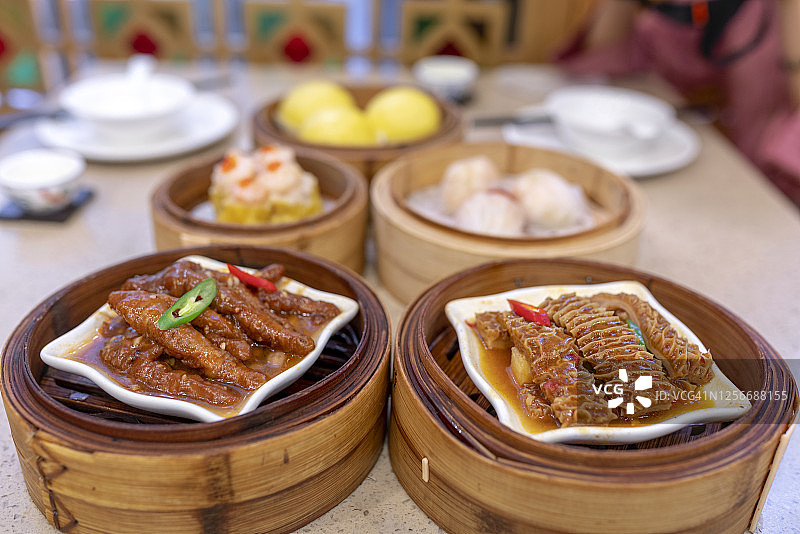 特写变化的点心在一个餐厅图片素材