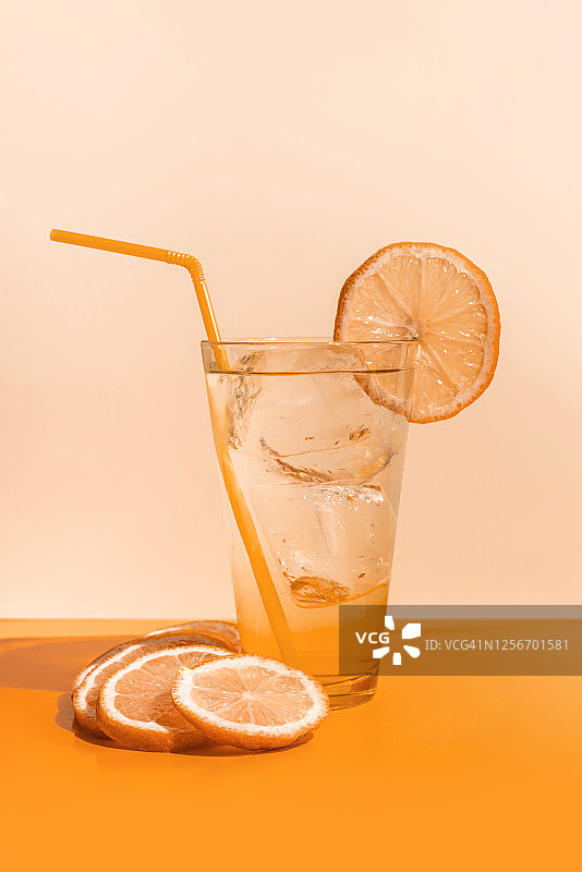 橙色桌上的冰镇橙汁图片素材