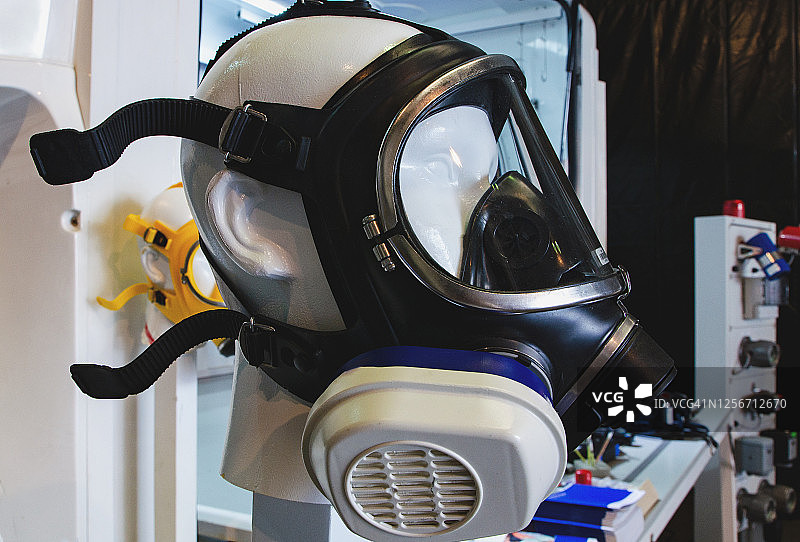带滤盒的全面罩多用途呼吸器，用于在异常空气或有毒气体环境中呼吸图片素材