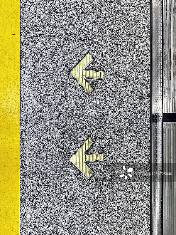 地铁站地面上的箭头标志图片素材