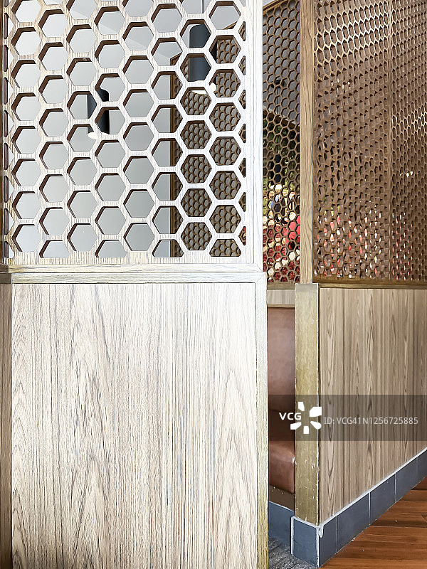 穿孔木质屏风图片素材