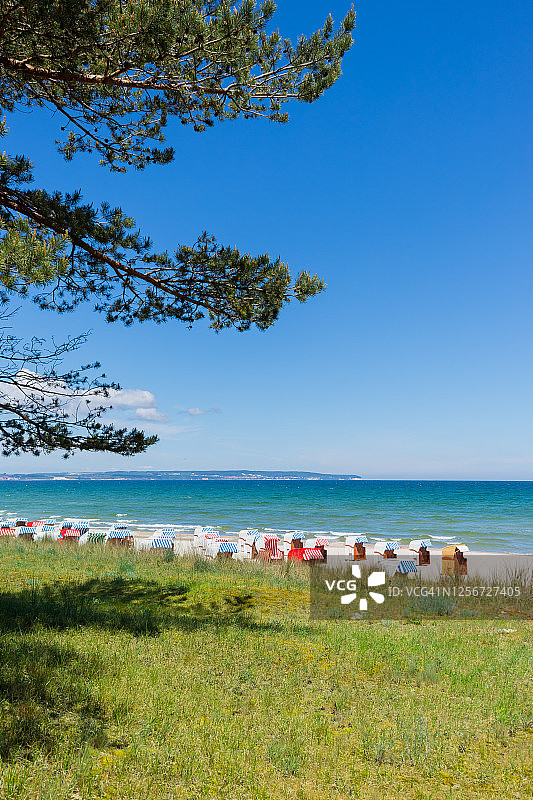 德国宾茨波罗的海海滩上的彩色屋顶柳条沙滩椅图片素材