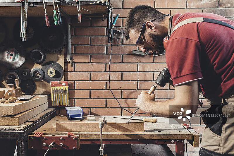 木工在车间使用凿子图片素材