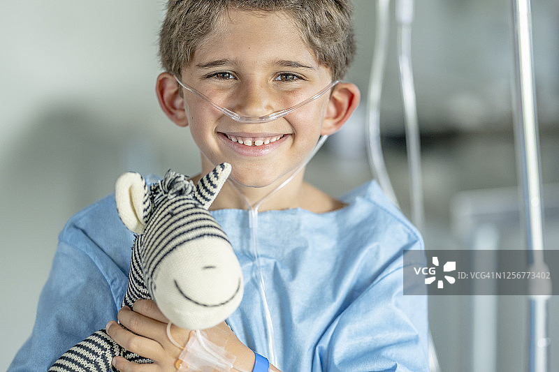 6岁西班牙裔男孩在医院接受静脉滴注图片素材