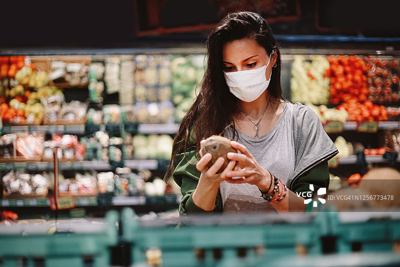 疫情期间购买水果蔬菜图片素材