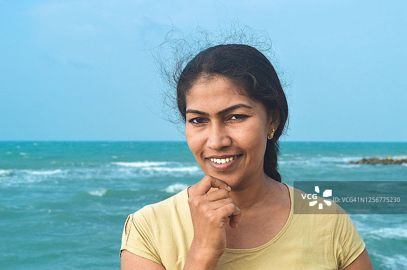 女人站在贾夫纳马塔加尔海滩图片素材