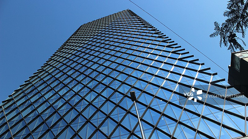 智利圣地亚哥：现代化塔楼的低角度视图图片素材