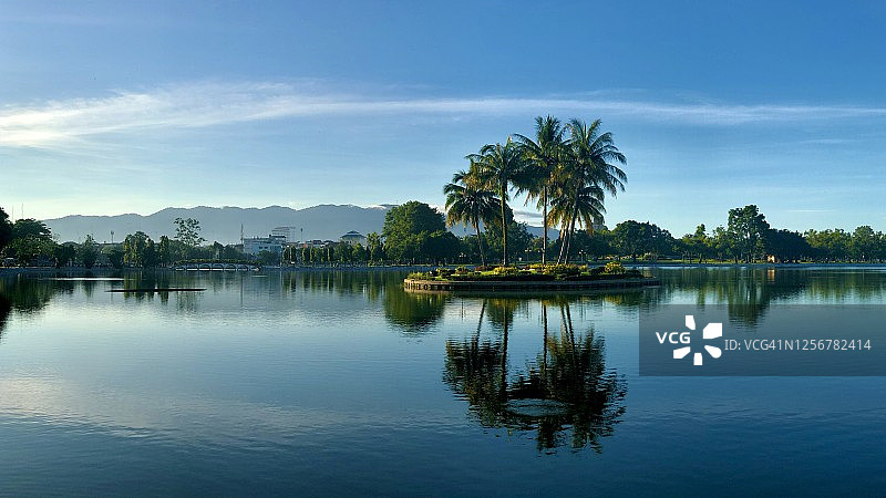 尖竹汶达信玛哈拉公园椰林湖光倒影图片素材