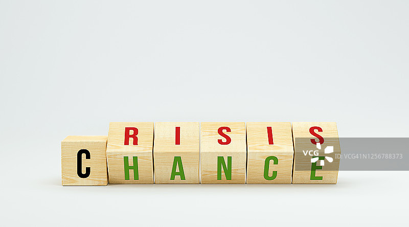 同时显示“危机”和“机遇”两个词的翻转立方体 - 3D 插图图片素材