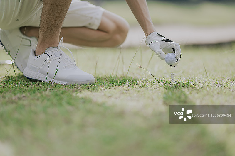高尔夫球手准备击球图片素材