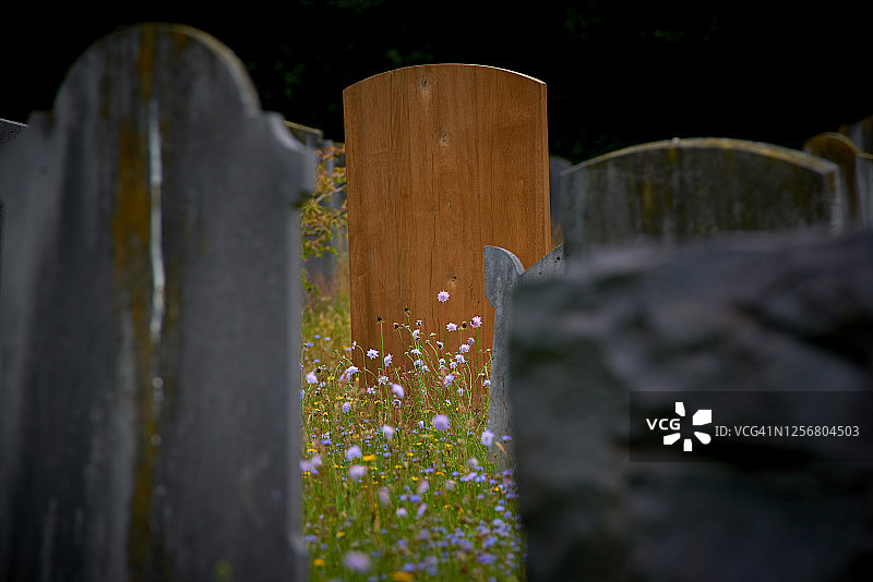 带蓝色花朵的木制墓碑图片素材