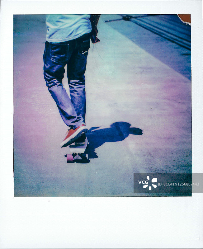 宝丽来。滑板运动员。图片素材