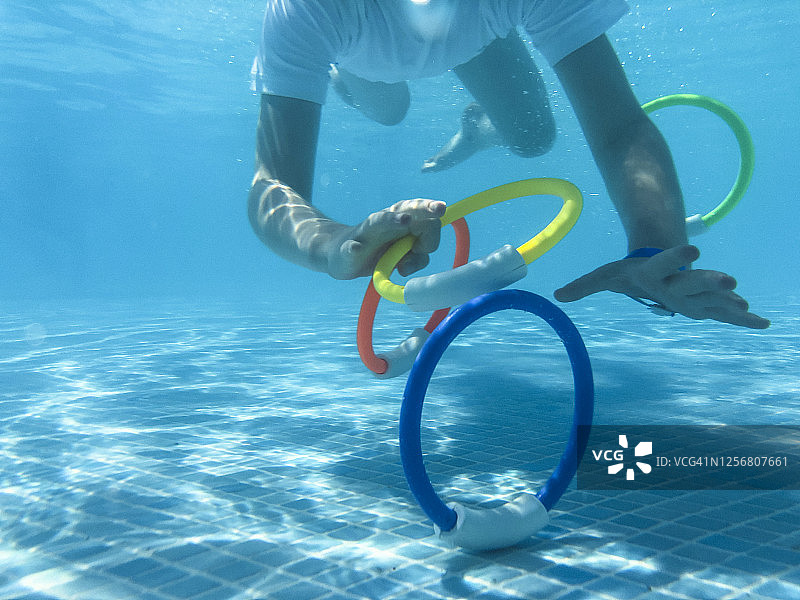 一个孩子在游泳池里潜水图片素材