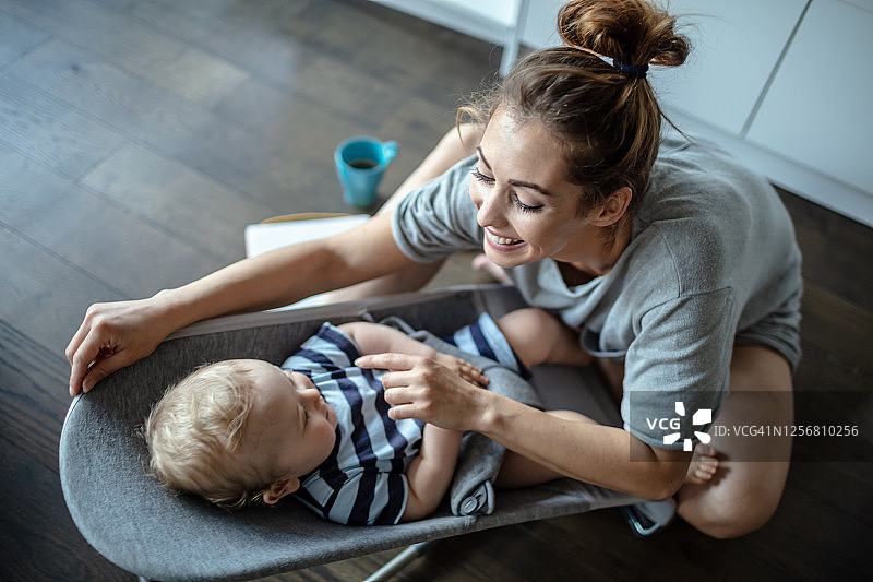 和宝宝一起玩耍的妈妈图片素材