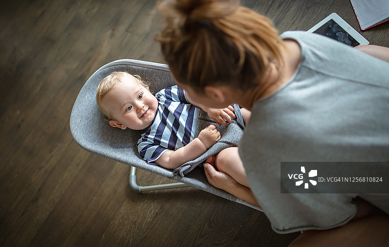 和宝宝一起玩耍的妈妈图片素材