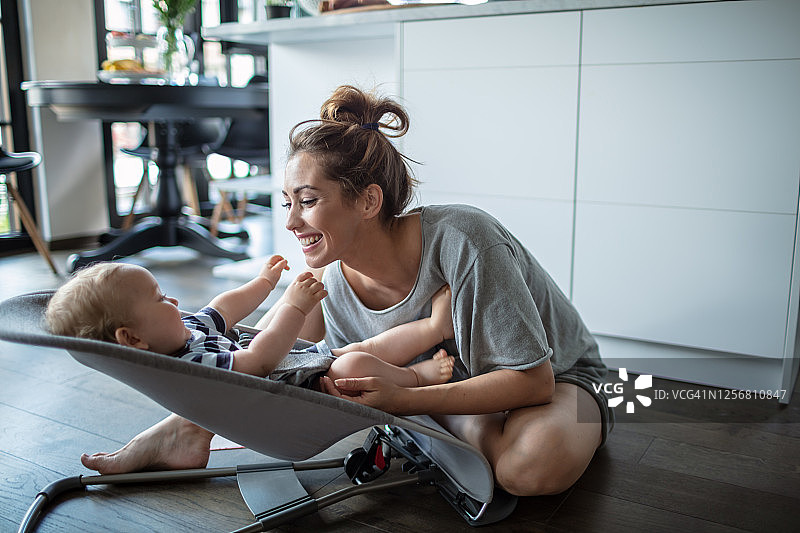 和宝宝一起玩耍的妈妈图片素材