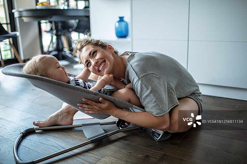 母亲和宝宝的微笑亲子互动图片素材