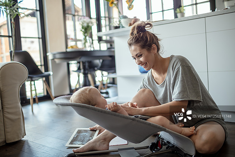 母亲和宝宝的微笑亲子互动图片素材