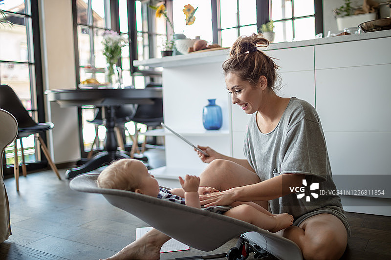 母亲和宝宝的微笑亲子互动图片素材