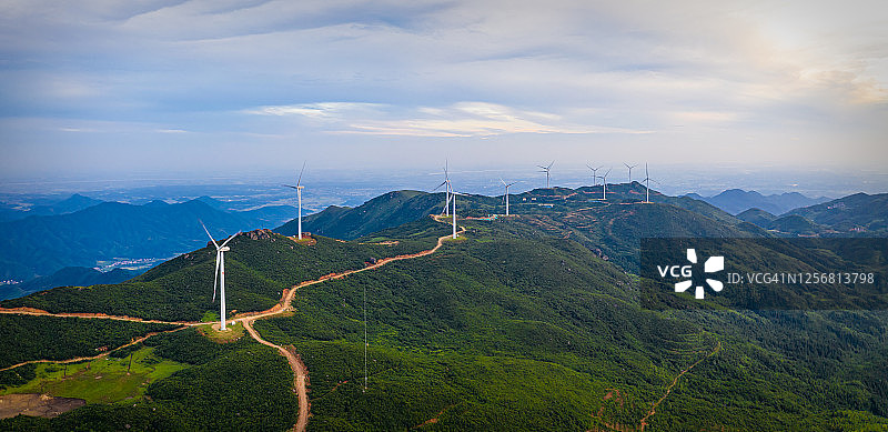 上坡风力发电站图片素材
