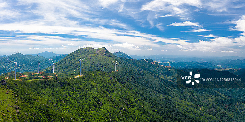 上坡风力发电站图片素材