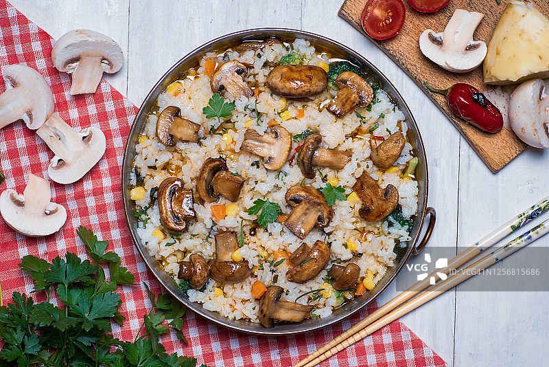 自制蘑菇蔬菜烩饭图片素材
