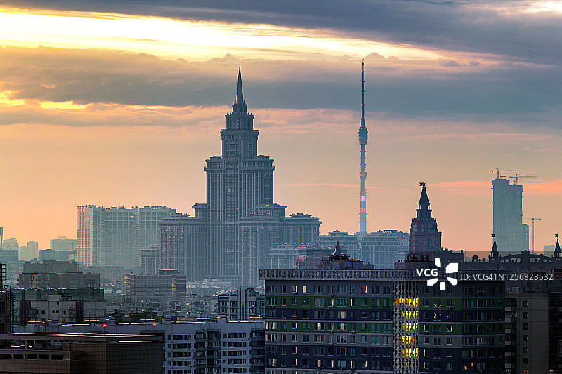 莫斯科奥斯坦金诺电视塔和现代住宅楼图片素材