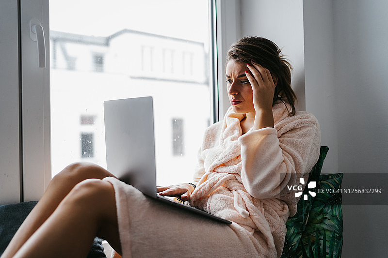 疲惫的女人在家工作图片素材