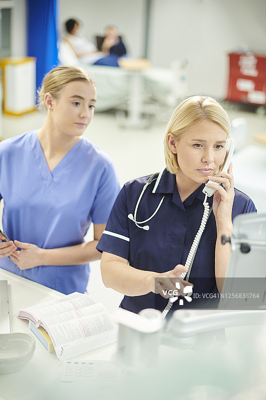 护士与实习护士检查病人记录图片素材