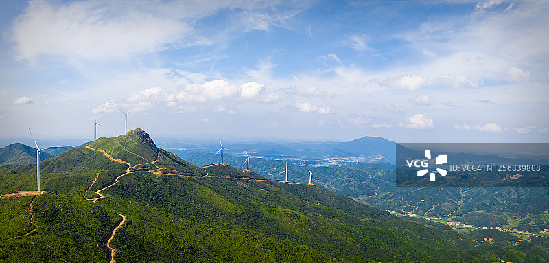 上坡风力发电站图片素材