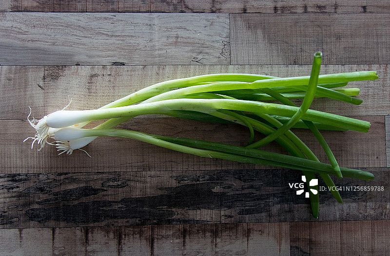 木桌上的葱图片素材