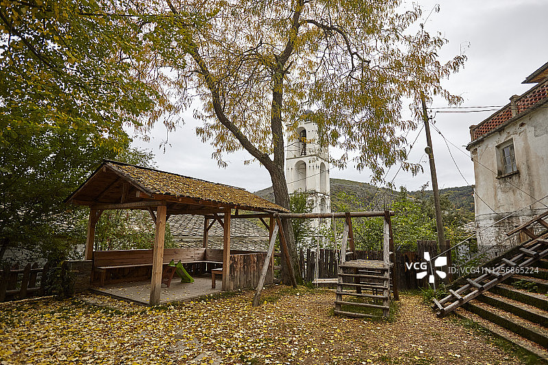 保加利亚罗多彼科瓦切维察石头村的圣尼古拉斯教堂图片素材