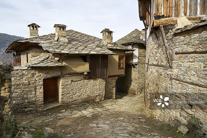 保加利亚罗多彼山脉科瓦切维察古朴石村的狭窄鹅卵石街道图片素材