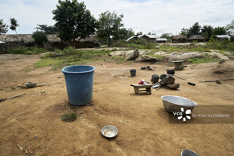 西非多哥乡村的几间泥屋图片素材