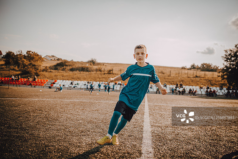 男孩运动训练：足球运球锥训练图片素材