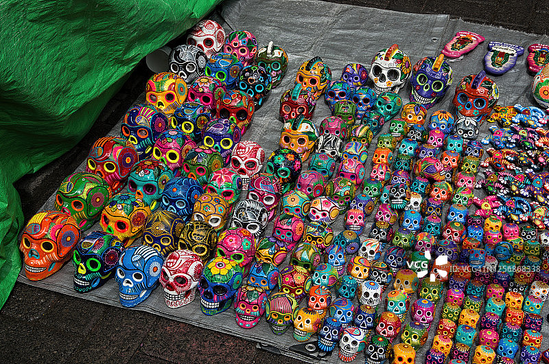手绘陶瓷头骨，墨西哥哈利斯科州图片素材