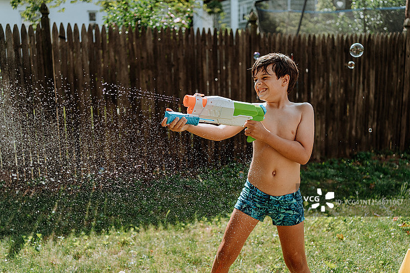 兄弟在院子里玩水图片素材