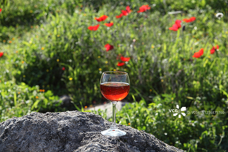 岩石和银莲花上的葡萄酒图片素材