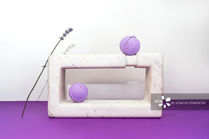 手工薰衣草浴弹和薰衣草花图片素材