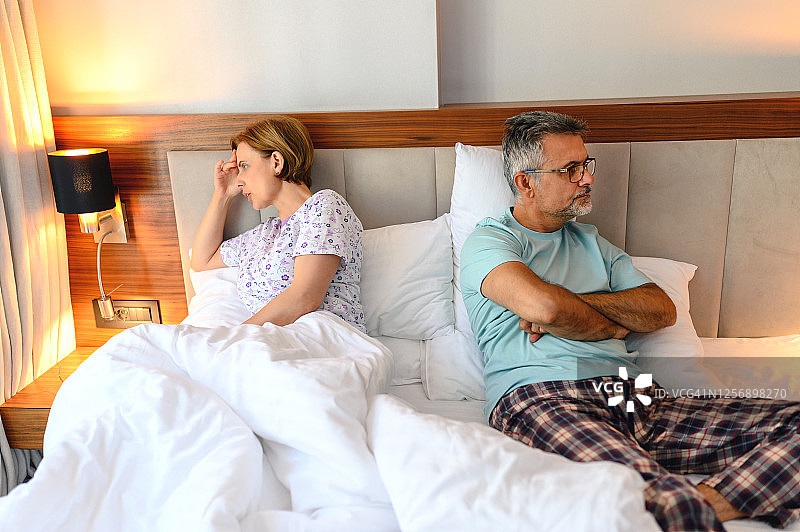 中年夫妇因关系问题感到沮丧图片素材
