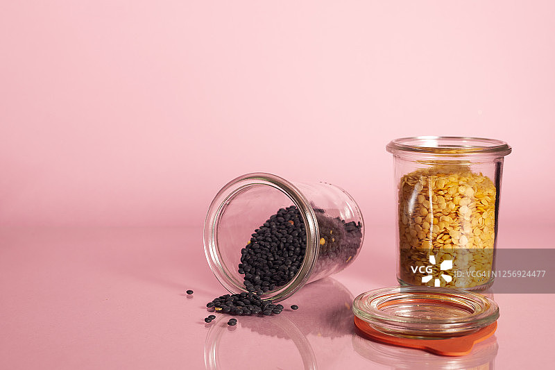 黑色和黄色小扁豆特写图片素材