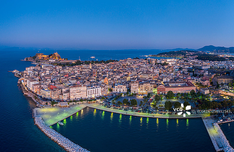 科孚岛小镇夏季黄昏鸟瞰照片图片素材