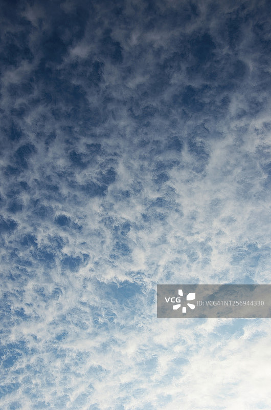 蓝色天空中的絮状卷积云图片素材